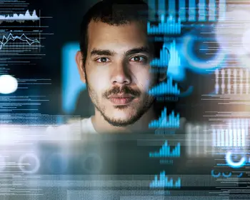Porträt eines Mannes vor digitalen Datenvisualisierungen – Symbol für KI-gestützte Datenanalyse und moderne Softwarelösungen.