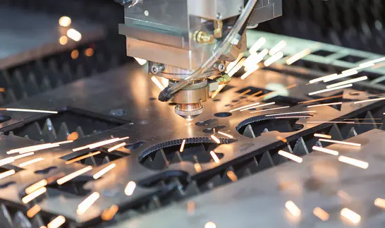 8.2. Alternativer Text: CNC-Laserschneidmaschine beim hochpräzisen Zuschnitt eines Stahlblechs – Symbolbild für Klöckners strategische Ausrichtung auf veredelte Metallverarbeitung.