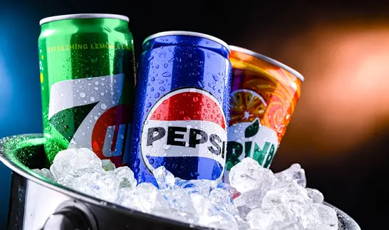 Drei Getränkedosen von Pepsi, 7Up und Mirinda gekühlt im Eiskübel – Marken aus dem PepsiCo-Konzern