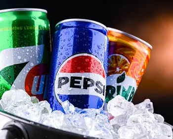 Drei Getränkedosen von Pepsi, 7Up und Mirinda gekühlt im Eiskübel – Marken aus dem PepsiCo-Konzern