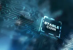  Abstraktes Bild eines Computerchips auf einer Leiterplatte mit der Aufschrift „Stable Coin“ – Symbol für technologische Infrastruktur digitaler Stablecoins.